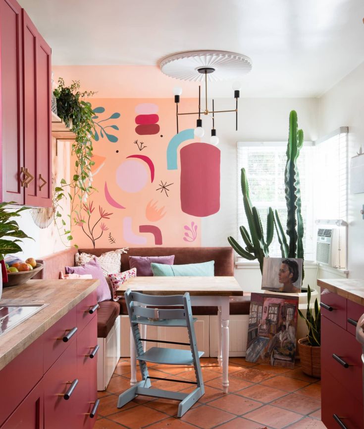 10 unique ways to style houseplants using vintage accessories